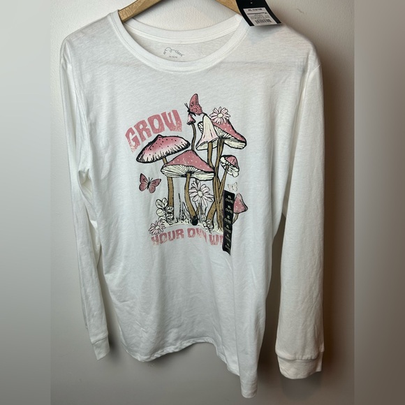 Juniors XL Long Sleeve Graphic T Shirt - Picture 4 of 15